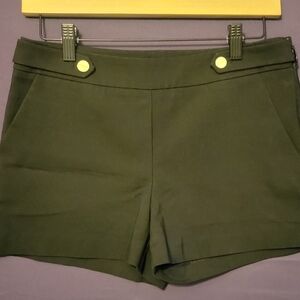 Women's Black Flat Front Button Detai Dress Shorts. Size 6